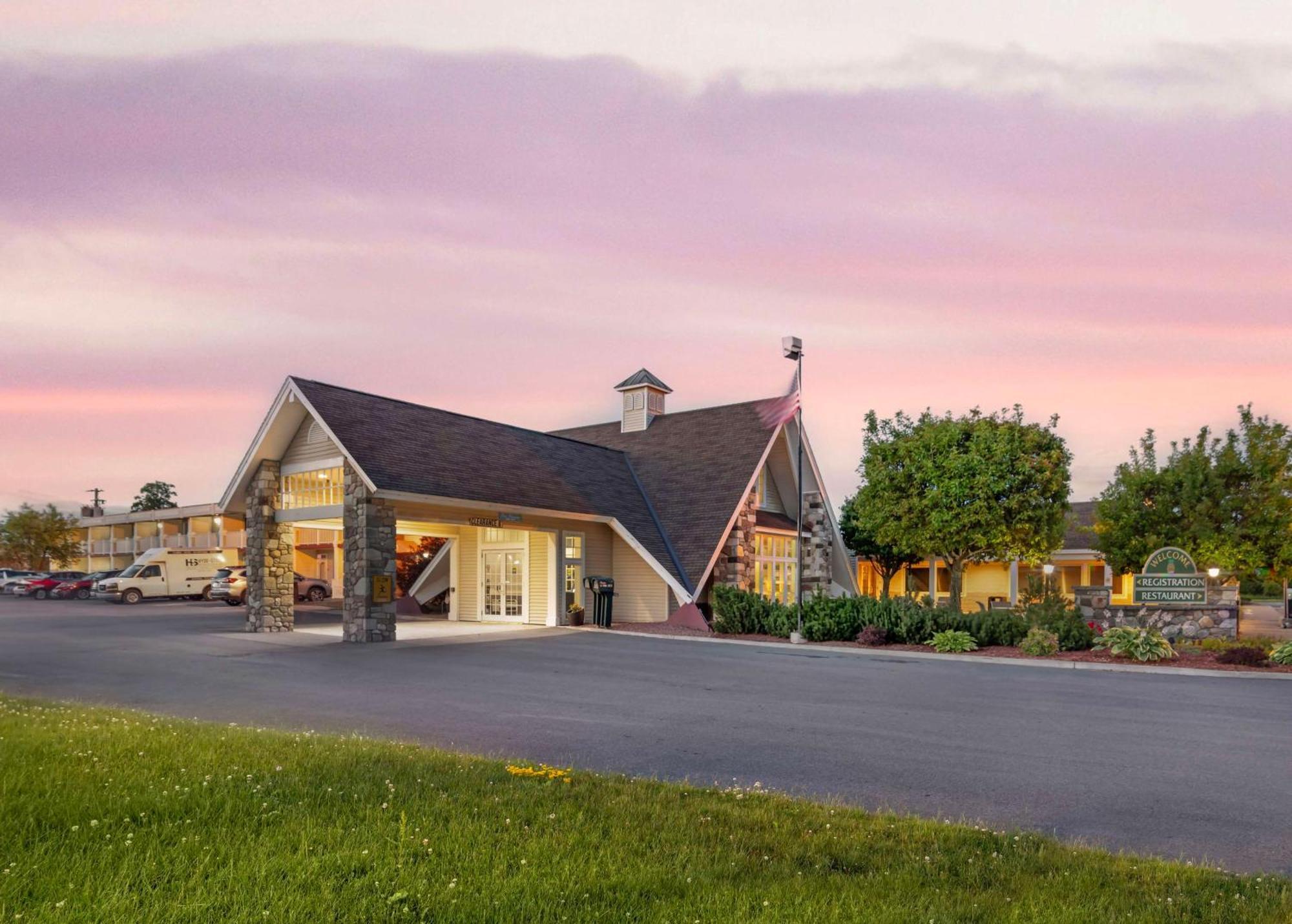Best Western Plus Платтсбург Экстерьер фото